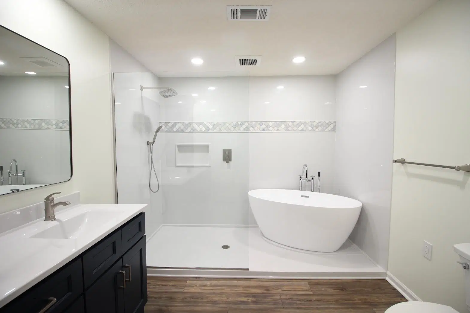 Stunning walk-in shower with seamless ONYX gloss panels